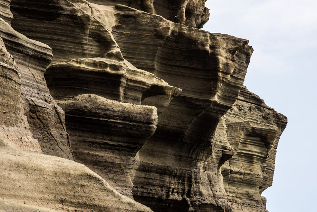 ﻿Upclose picture of side of rocks on a cliff