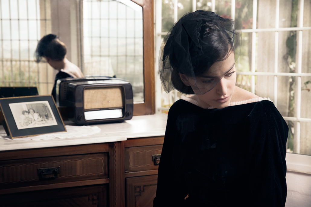 ﻿Women sitting in front of mirror wearing all black clothing