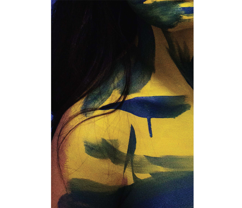 Shoulder and neck painted yellow and blue