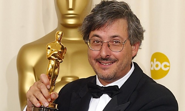 Cinematographer Andrew Lesnie with his Oscar