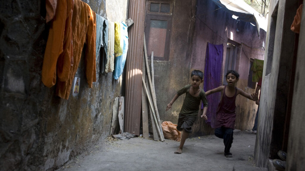 Children running through the alley in Sumdog Millionaire