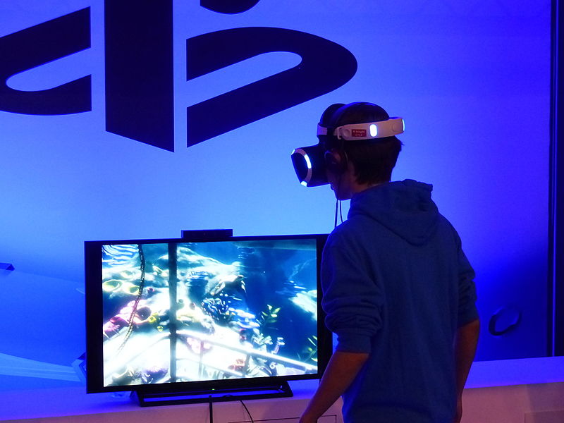 User testing out Playstation VR at Madrid Games Week 2015