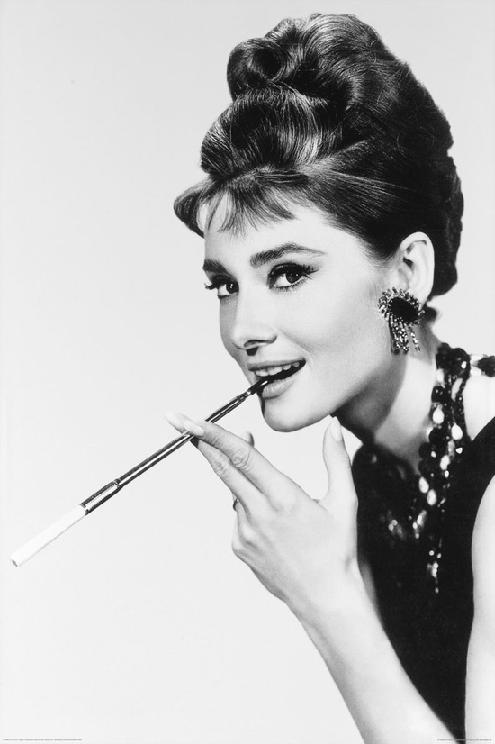 Audrey_Hepburn_smokes