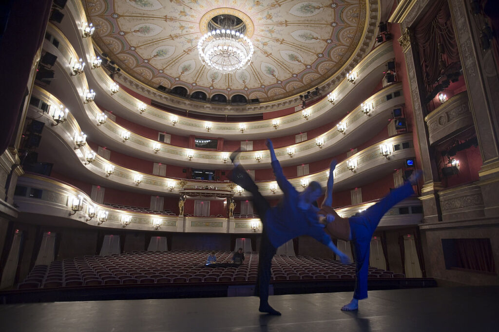 Munich_-_Two_dancers_lit_in_blue_rehearsing_-_7905