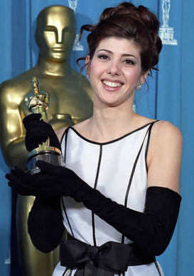Marisa Tomei holds her Oscar statue